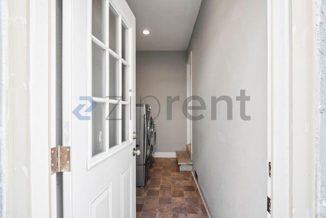 Building Photo - Unit