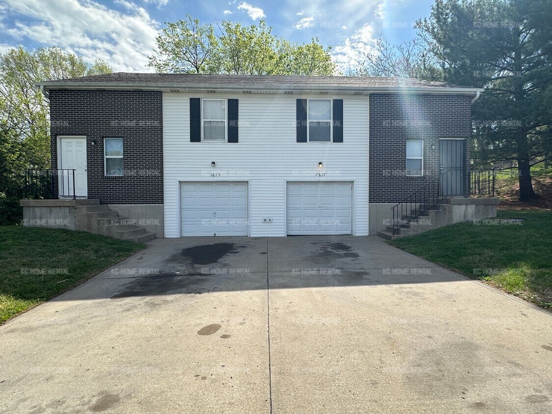 Foto principal - Bright 3 Bed 2 Bath Home in KCMO!