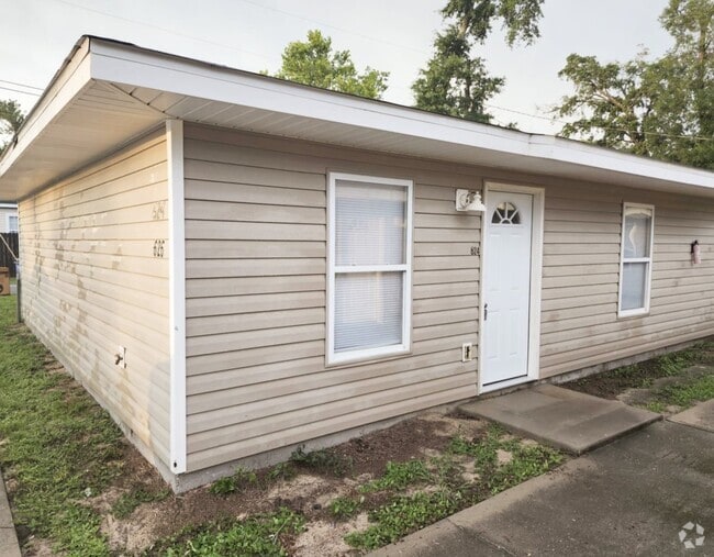 Building Photo - 624 College Ave