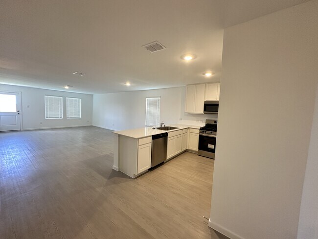 Foto del edificio - 3703 Longleaf Dr