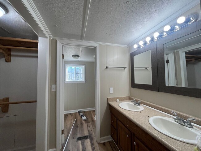 Foto del edificio - 3 Bed/2 Bath Mobile Home