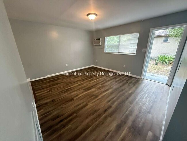 Foto del edificio - 8215 N 17th St