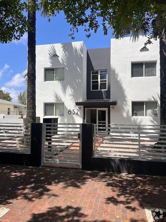 Building Photo - 852 SW 13th Ave