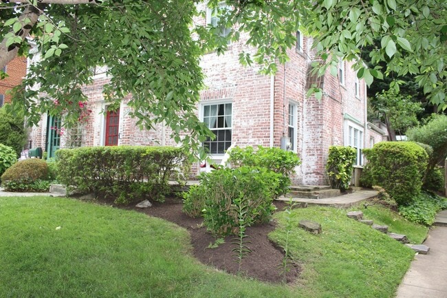Foto del edificio - "Coming Soon" Convenient NW DC locale...3 level - 3/2.5 w/ off street parking