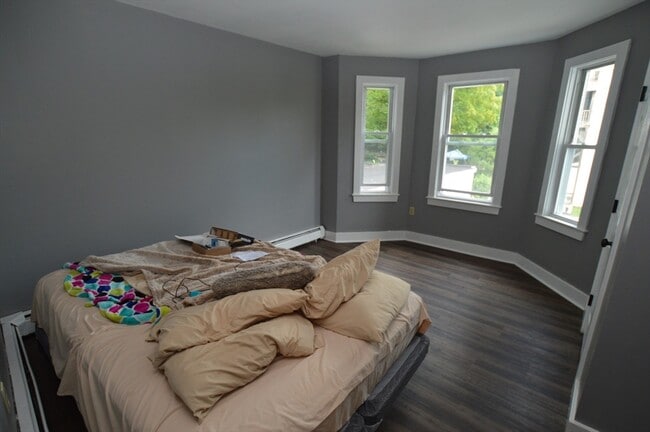 Building Photo - 237 River St