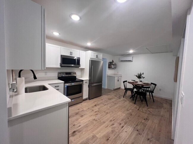 Building Photo - 265 S Quaker Ln