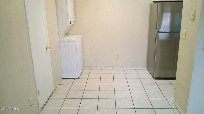 Building Photo - 3001 E Glen Dr