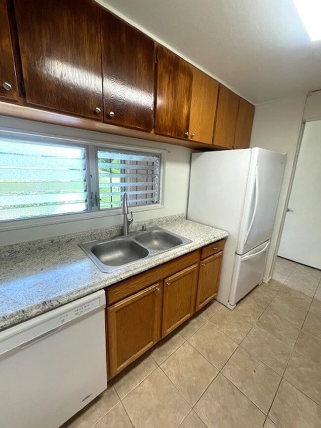 Building Photo - 4 bed/ 2 bath Townhome in Makakilo, Utilit...