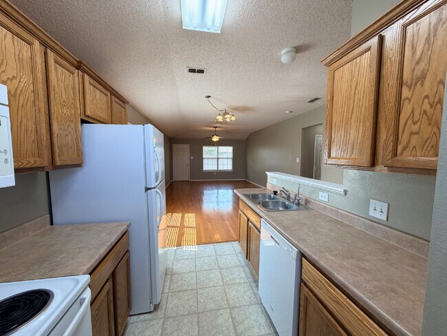 Building Photo - "Charming 3-Bed, 2-Bath Home in Lubbock's Serene Neighborhood – 1,315 Sq Ft of Comfortable Living!"