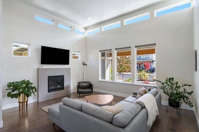 Building Photo - Beautiful Mid-Century Modern Home with lot...