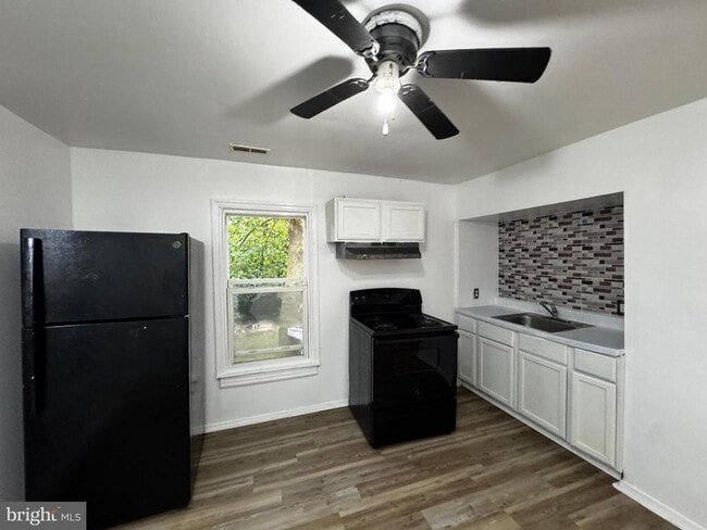 Building Photo - 323 E Vine St