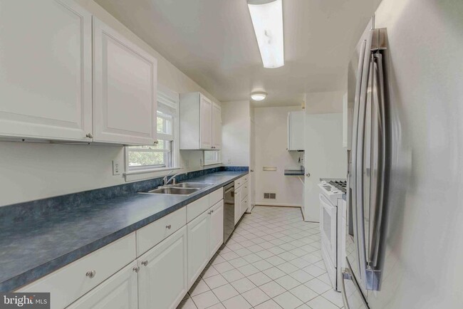 Building Photo - 9703 Stoneham Terrace