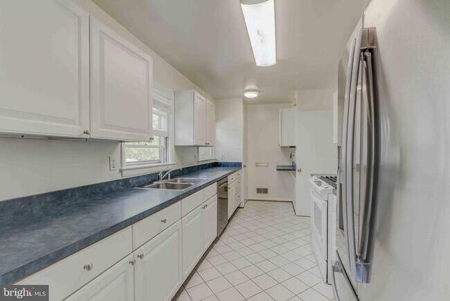 Foto del edificio - 9703 Stoneham Terrace