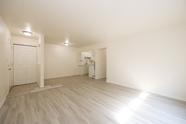 Foto del edificio - 22330 W Warren Ave