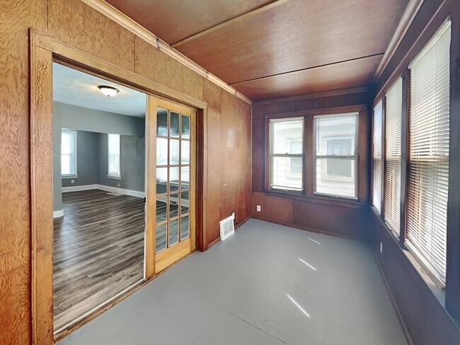 Building Photo - LEASING SPECIAL!! Cozy 2 Bedroom, 1 Bathro...