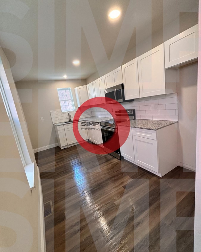 Huge 3 bedroom 1.5 bath fully renovated - Huge 3 bedroom 1.5 bath fully renovated