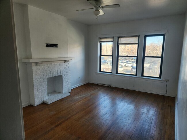 Foto del edificio - 905 W Irving Park Rd