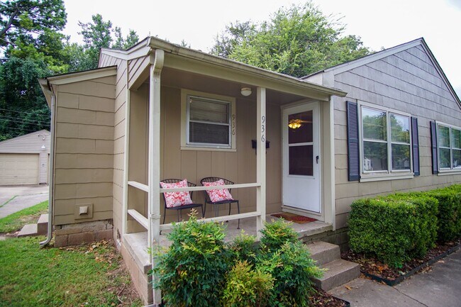Foto del edificio - Gorgeous duplex unit on large lot with garage -- NO PETS ALLOWED