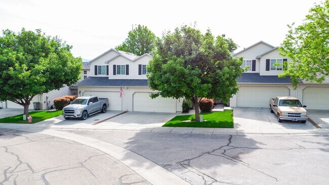 Building Photo - Newly Renovated Townhouse In Boise