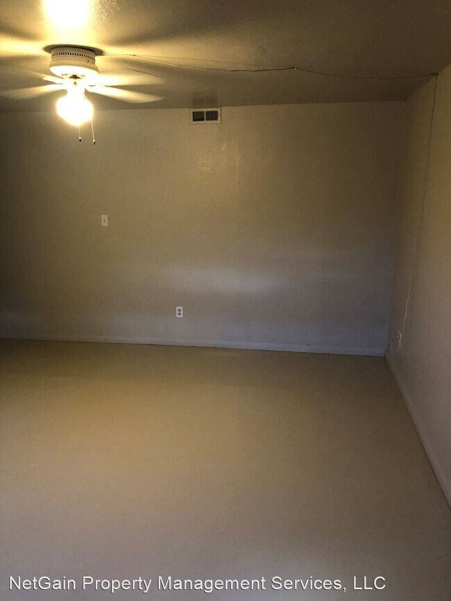 Building Photo - 405 Circleway Dr