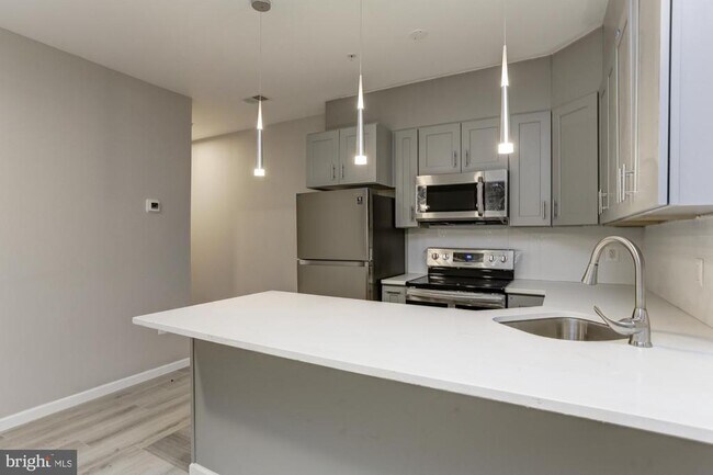 Building Photo - 400 S Highland Ave