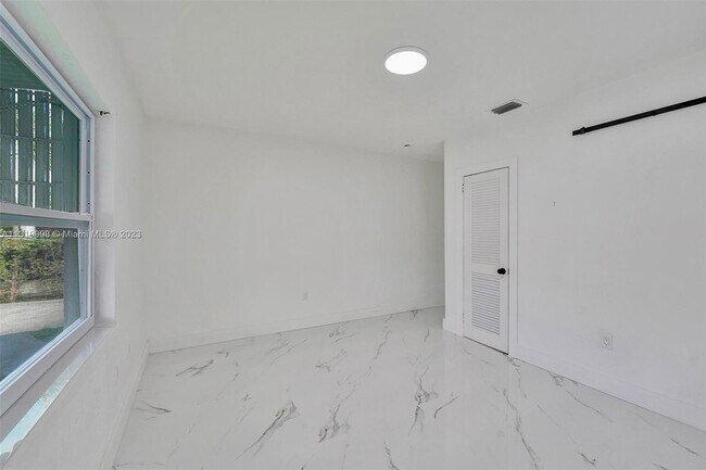Foto del edificio - 9173 Byron Ave