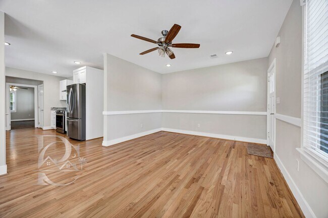 Foto del edificio - RENOVATED THREE BEDROOM IN ROSEWOOD