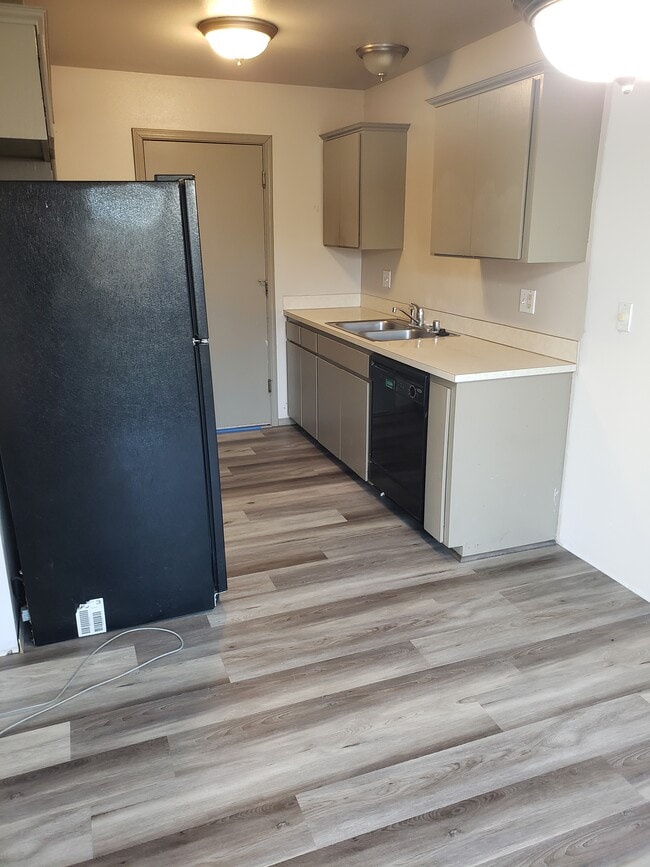 Clean efficient kitchen - 504 Alder Plz