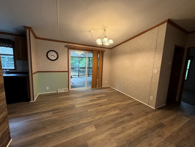 Building Photo - 5375 Friendly Ct
