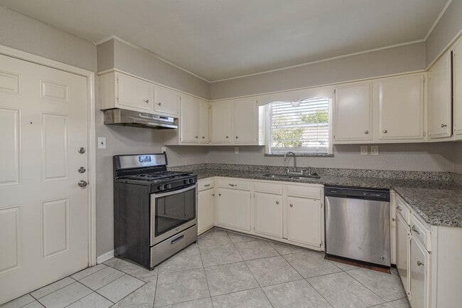 Building Photo - 208 17th Ave N