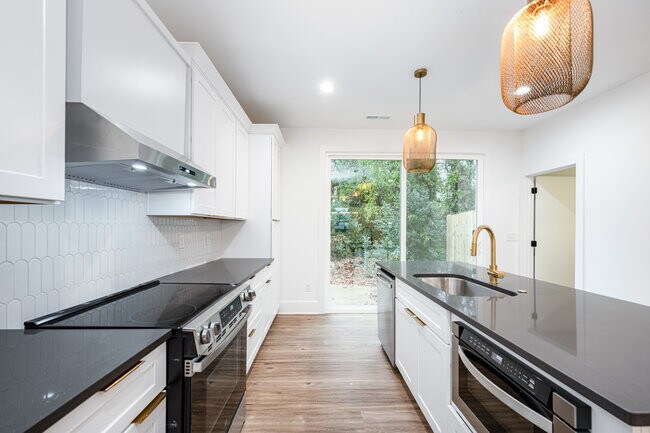 Foto del edificio - Room in Townhome on Donna Ave