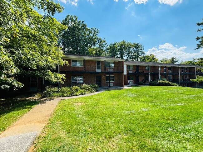 Building Photo - 2 Bedroom, 1 Bath Apartment