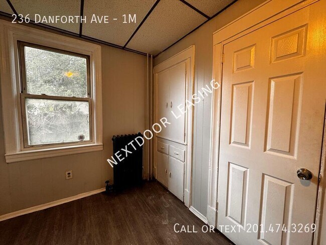 Foto del edificio - 236 Danforth Ave