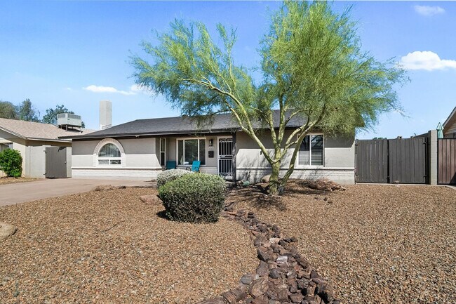 Building Photo - 208 E Oxford Dr