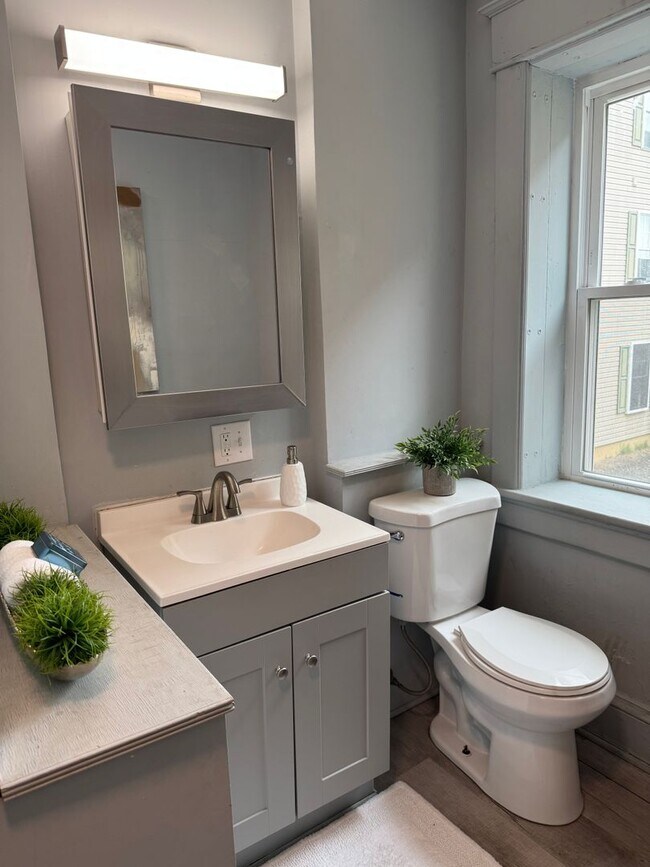 Foto del edificio - NOW LEASING! Renovated 3 bed, 1 bath avail...