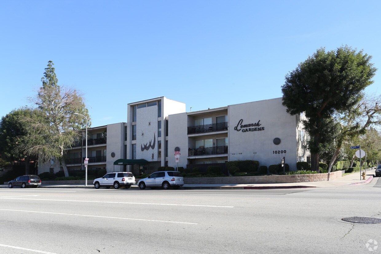 LeMarsh Gardens Apartments in Chatsworth, CA