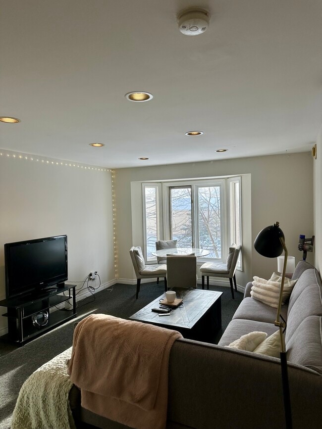 Photo du bâtiment - Summer Room for rent in a 3 bedroom Great apartment