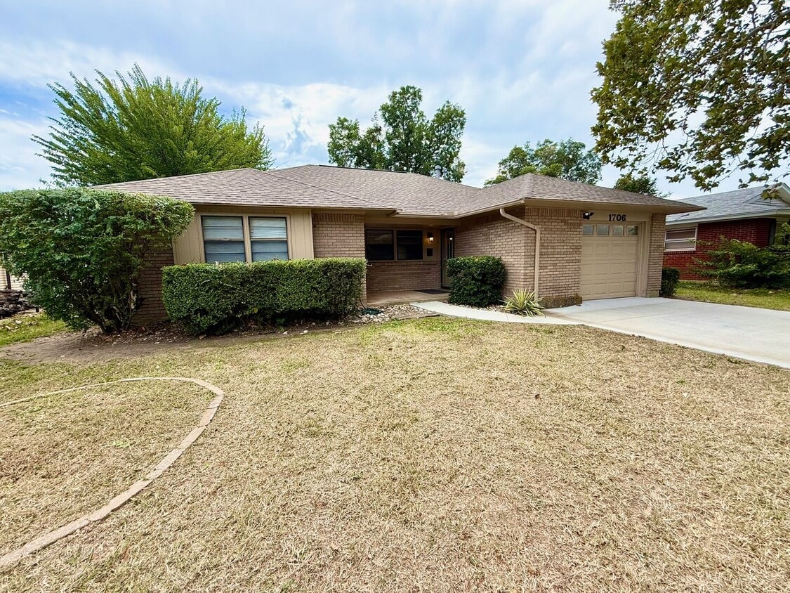 Primary Photo - Cute & Close to Golf Course