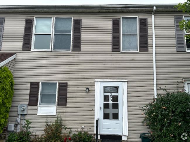 Building Photo - 203 Poplar Dr