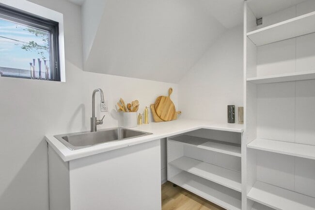 Building Photo - Bachelor Apartment in Coveted Humewood Dis...