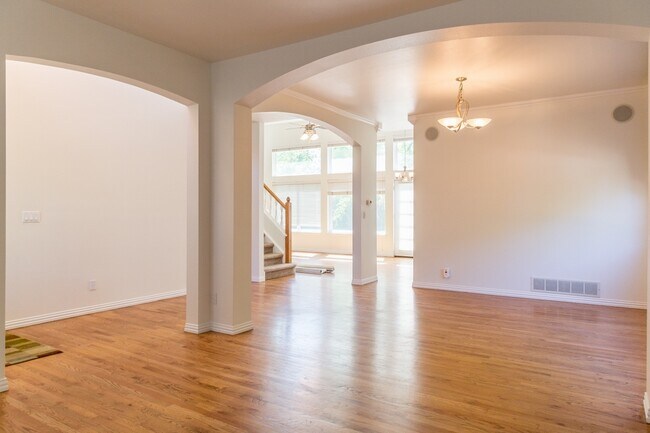 Building Photo - Gorgeous 4 bedroom home available in Willo...