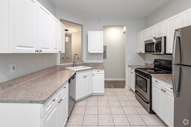 2BR, 2BA - 1125SF - Kitchen - BELLCLAIRE, LLC