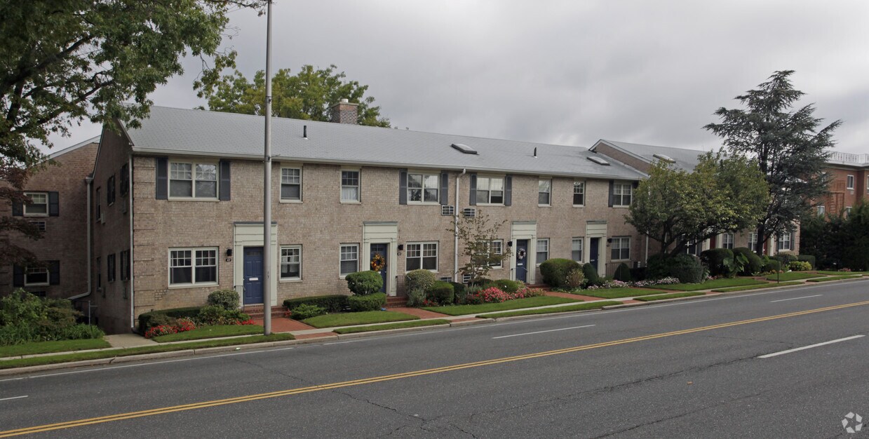 Lewis Place Apartments 19 N Lewis Pl Rockville Centre, NY