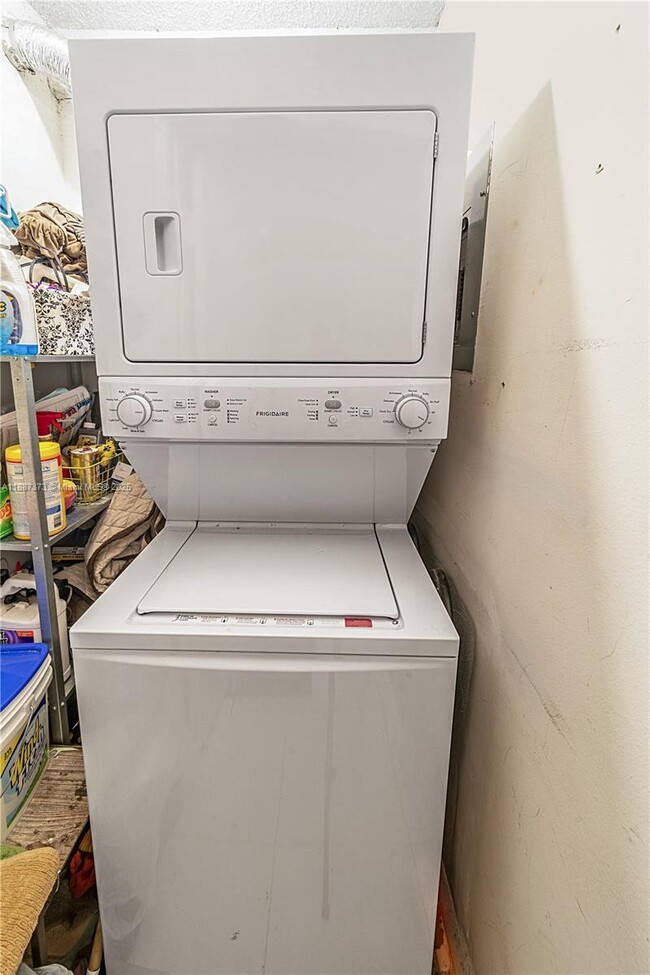 Building Photo - 9705 Fontainebleau Blvd