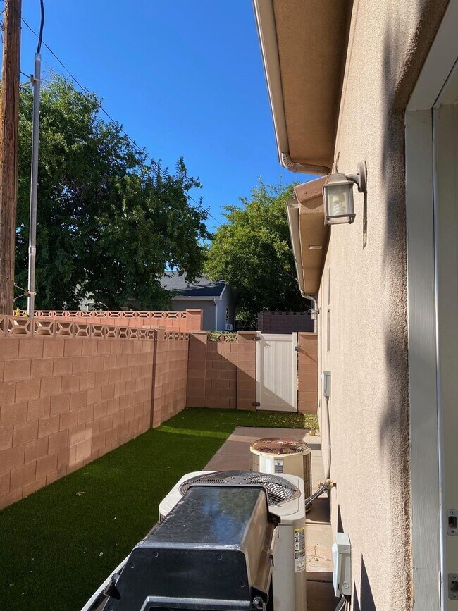 Building Photo - REDUCED PRICE!! INTERNET INCLUDED!! 3 Bedr...
