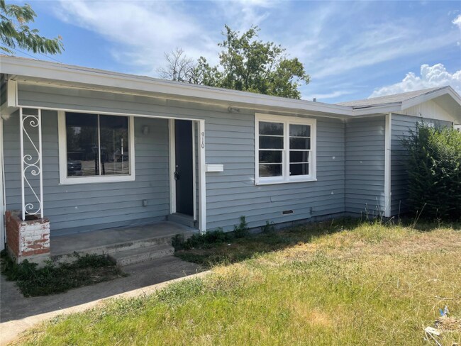 Building Photo - 910 Circle