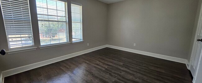 Foto del edificio - 2515 Eastwood Ln