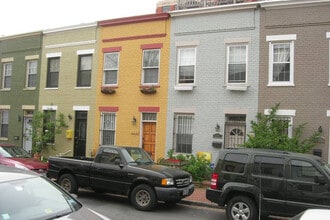 Building Photo - 228 Parker St NE