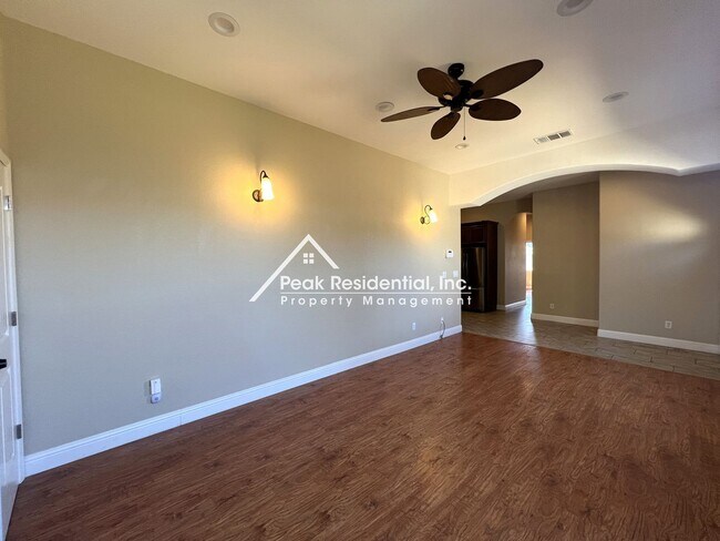 Building Photo - A Very Nice 3bd/1ba Sacramento Duplex with...