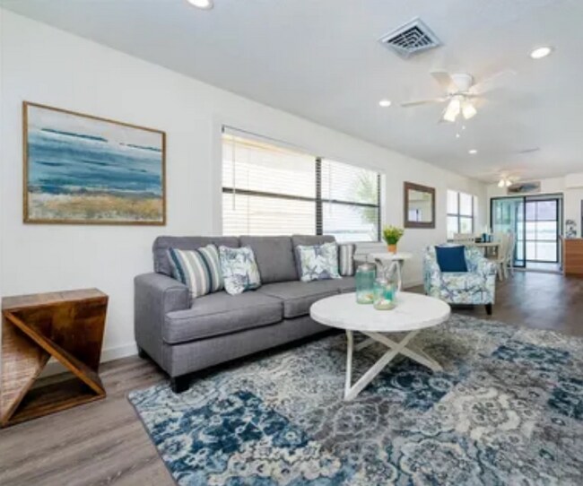 Foto del edificio - 5041 N Beach Rd